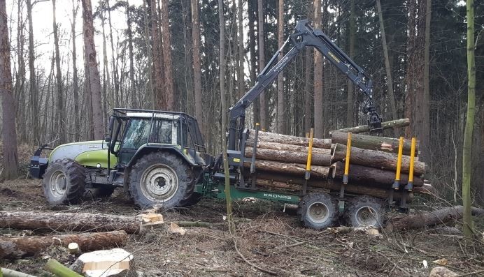 gozdarska prikolica gozdarsko dvigalo