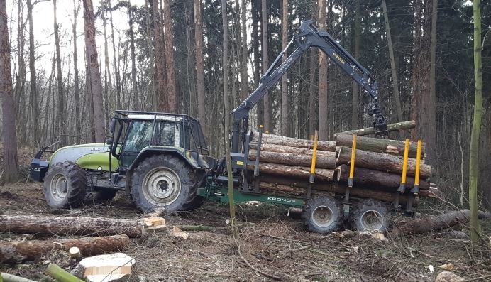 gozdarska prikolica gozdarsko dvigalo